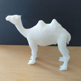 3D nyomtatással készült játékfigurák, teve