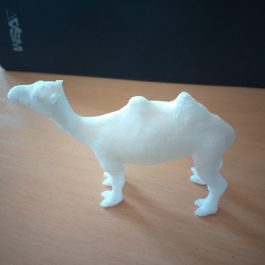 3D nyomtatással készült játékfigurák, teve