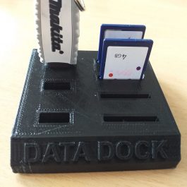 pendrive és SD kártya tároló (data dock)