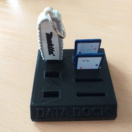 pendrive és SD kártya tároló (data dock)